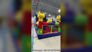 Kastil Rumah Bouncing Berwarna-warni dengan Kegembiraan Seluncuran